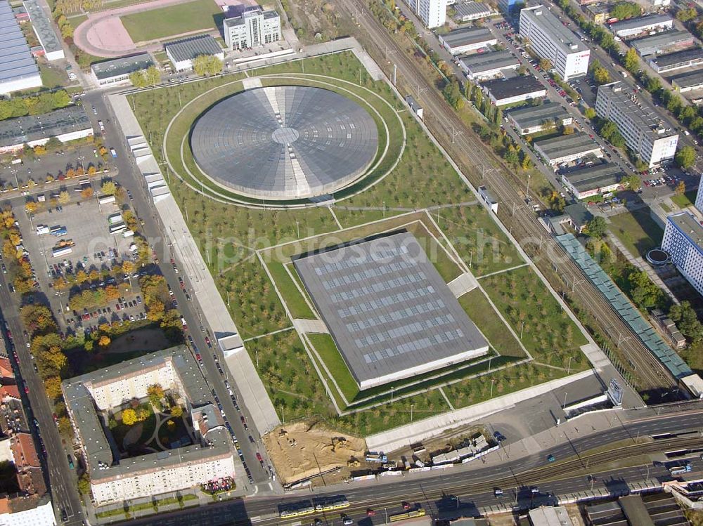 Berlin - Prenzlauer-Berg from above - 20.10.2004 Berlin Fertigstellung der restlichen Außenanlagen des Velodrom / Berlin-Arena auf dem Abrißgelände der ehem. Sparkassenfiliale an der Landsberger Allee in Berlin durch die OSB-Sportstätten GmbH