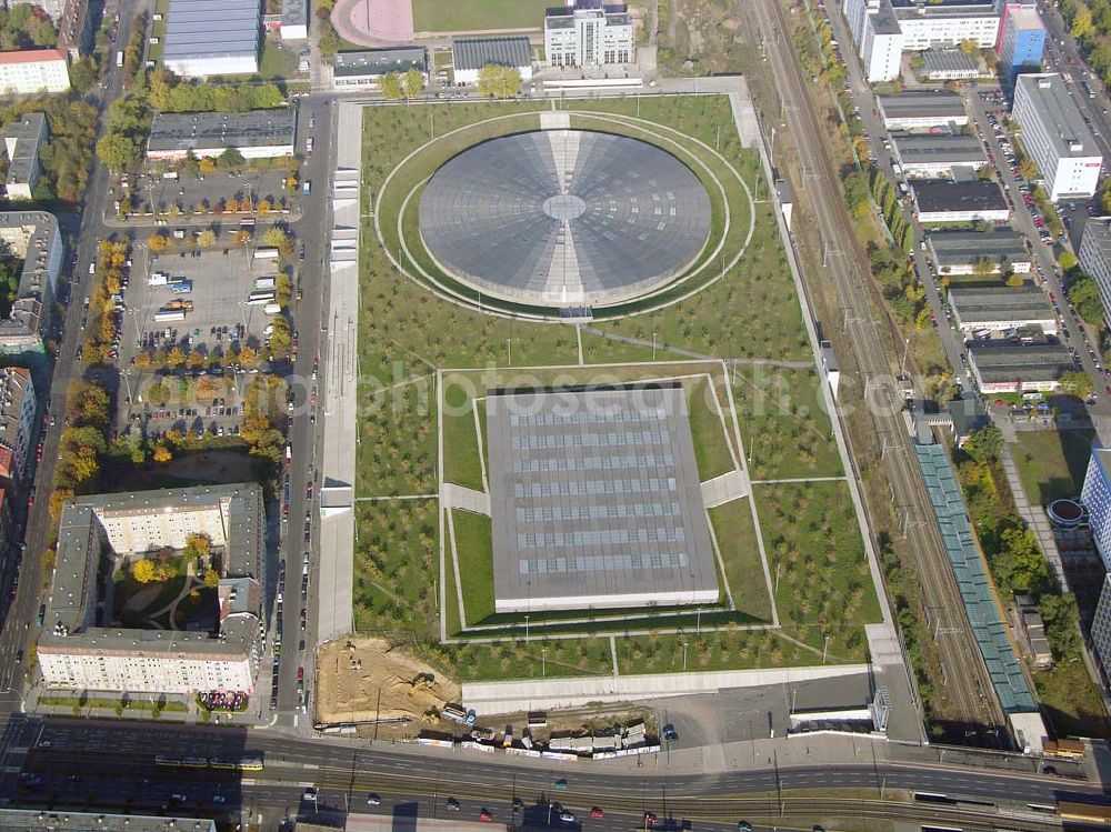 Berlin - Prenzlauer-Berg from the bird's eye view: 20.10.2004 Berlin Fertigstellung der restlichen Außenanlagen des Velodrom / Berlin-Arena auf dem Abrißgelände der ehem. Sparkassenfiliale an der Landsberger Allee in Berlin durch die OSB-Sportstätten GmbH