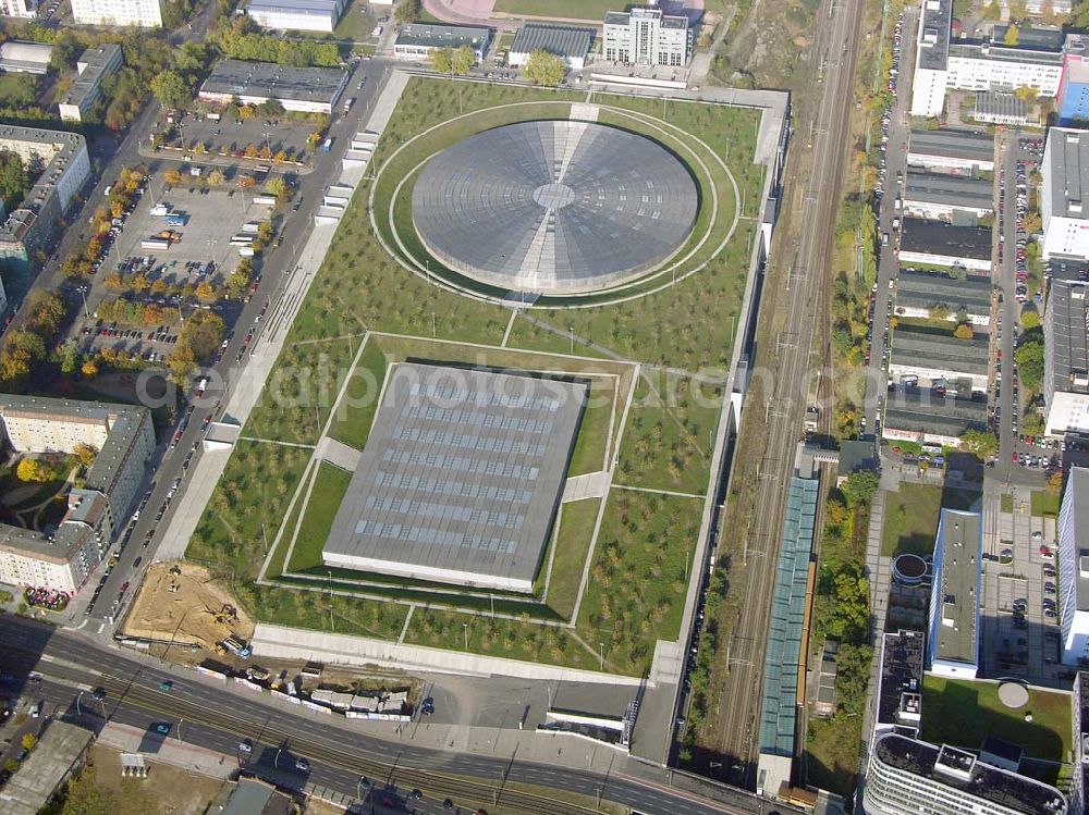 Aerial image Berlin - Prenzlauer-Berg - 20.10.2004 Berlin Fertigstellung der restlichen Außenanlagen des Velodrom / Berlin-Arena auf dem Abrißgelände der ehem. Sparkassenfiliale an der Landsberger Allee in Berlin durch die OSB-Sportstätten GmbH