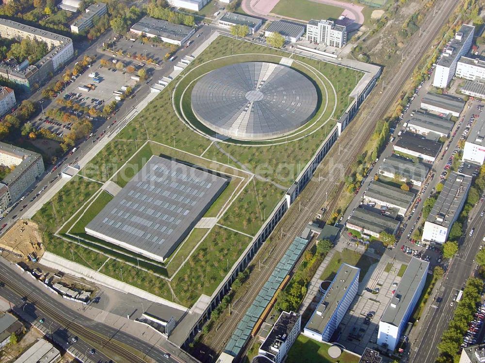 Aerial photograph Berlin - Prenzlauer-Berg - 20.10.2004 Berlin Fertigstellung der restlichen Außenanlagen des Velodrom / Berlin-Arena auf dem Abrißgelände der ehem. Sparkassenfiliale an der Landsberger Allee in Berlin durch die OSB-Sportstätten GmbH