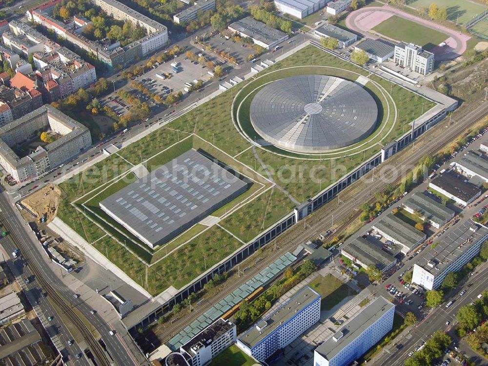 Berlin - Prenzlauer-Berg from above - 20.10.2004 Berlin Fertigstellung der restlichen Außenanlagen des Velodrom / Berlin-Arena auf dem Abrißgelände der ehem. Sparkassenfiliale an der Landsberger Allee in Berlin durch die OSB-Sportstätten GmbH