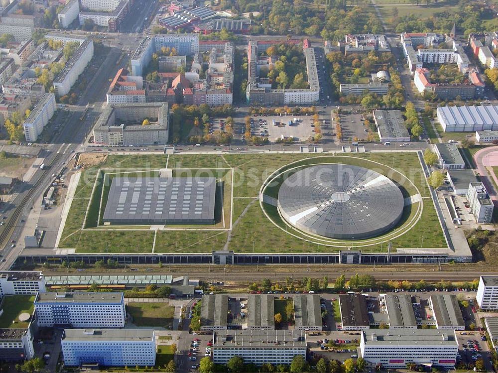 Berlin - Prenzlauer-Berg from the bird's eye view: 20.10.2004 Berlin Fertigstellung der restlichen Außenanlagen des Velodrom / Berlin-Arena auf dem Abrißgelände der ehem. Sparkassenfiliale an der Landsberger Allee in Berlin durch die OSB-Sportstätten GmbH