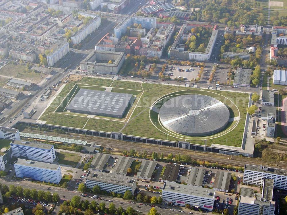 Aerial image Berlin - Prenzlauer-Berg - 20.10.2004 Berlin Fertigstellung der restlichen Außenanlagen des Velodrom / Berlin-Arena auf dem Abrißgelände der ehem. Sparkassenfiliale an der Landsberger Allee in Berlin durch die OSB-Sportstätten GmbH