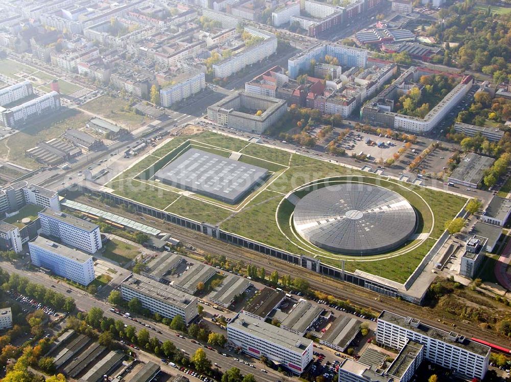 Aerial photograph Berlin - Prenzlauer-Berg - 20.10.2004 Berlin Fertigstellung der restlichen Außenanlagen des Velodrom / Berlin-Arena auf dem Abrißgelände der ehem. Sparkassenfiliale an der Landsberger Allee in Berlin durch die OSB-Sportstätten GmbH