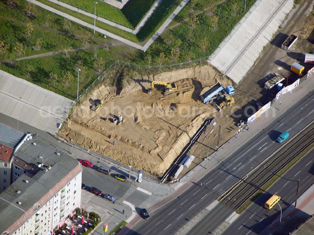 Berlin - Prenzlauer-Berg from above - 20.10.2004 Berlin Fertigstellung der restlichen Außenanlagen des Velodrom / Berlin-Arena auf dem Abrißgelände der ehem. Sparkassenfiliale an der Landsberger Allee in Berlin durch die OSB-Sportstätten GmbH