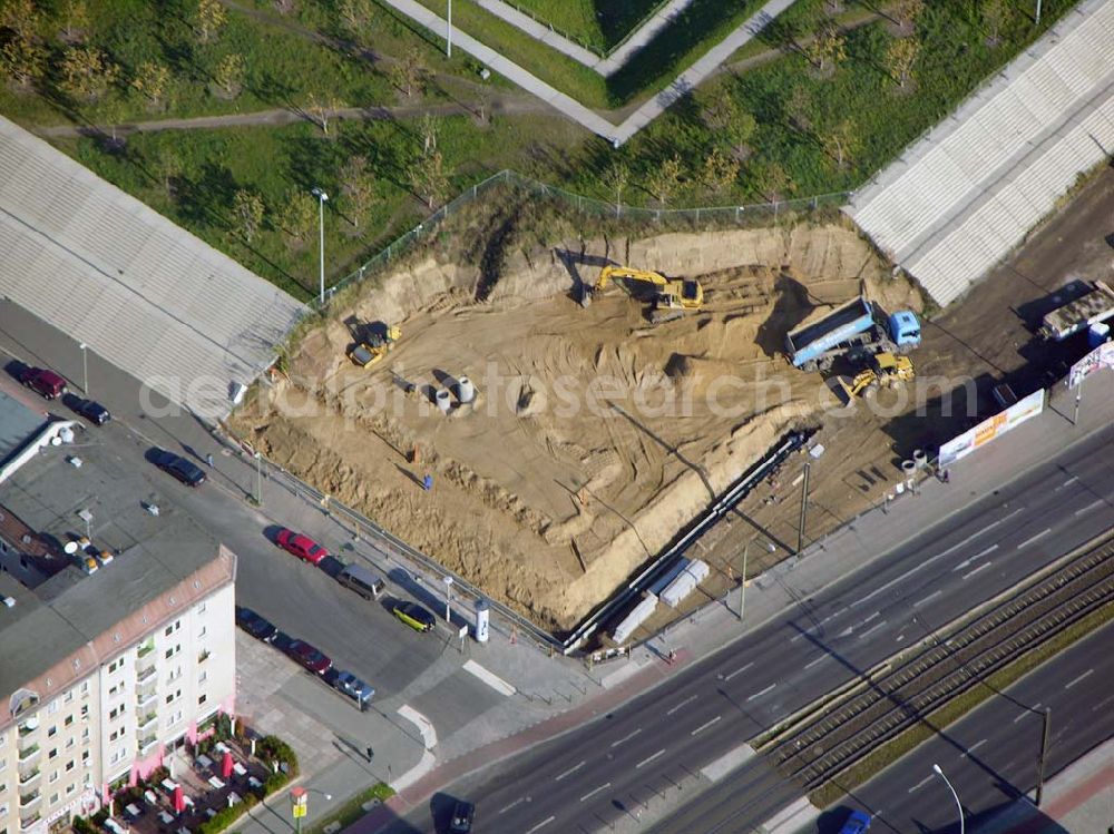 Berlin - Prenzlauer-Berg from the bird's eye view: 20.10.2004 Berlin Fertigstellung der restlichen Außenanlagen des Velodrom / Berlin-Arena auf dem Abrißgelände der ehem. Sparkassenfiliale an der Landsberger Allee in Berlin durch die OSB-Sportstätten GmbH