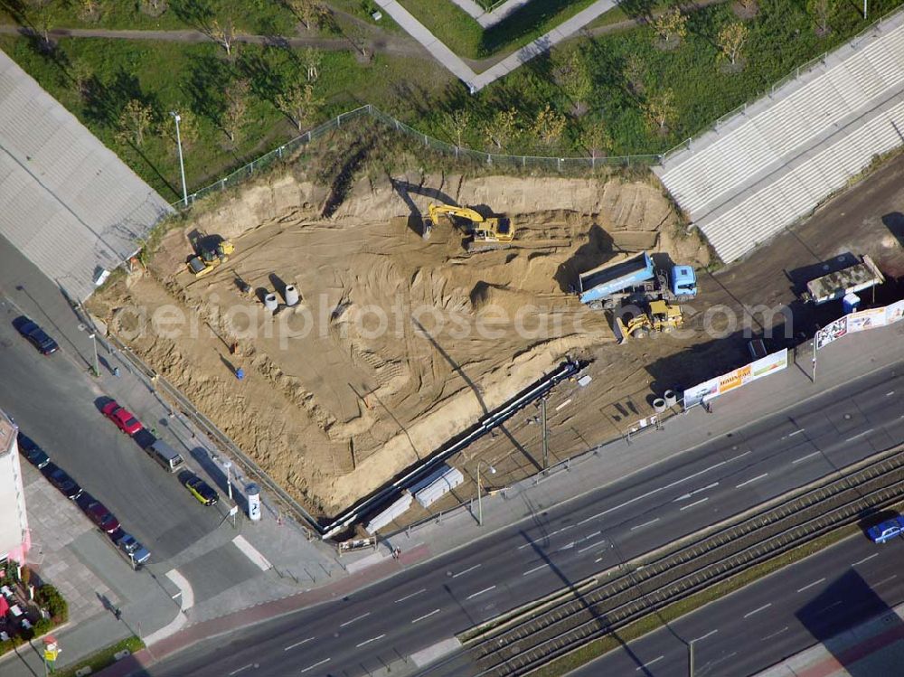 Aerial image Berlin - Prenzlauer-Berg - 20.10.2004 Berlin Fertigstellung der restlichen Außenanlagen des Velodrom / Berlin-Arena auf dem Abrißgelände der ehem. Sparkassenfiliale an der Landsberger Allee in Berlin durch die OSB-Sportstätten GmbH