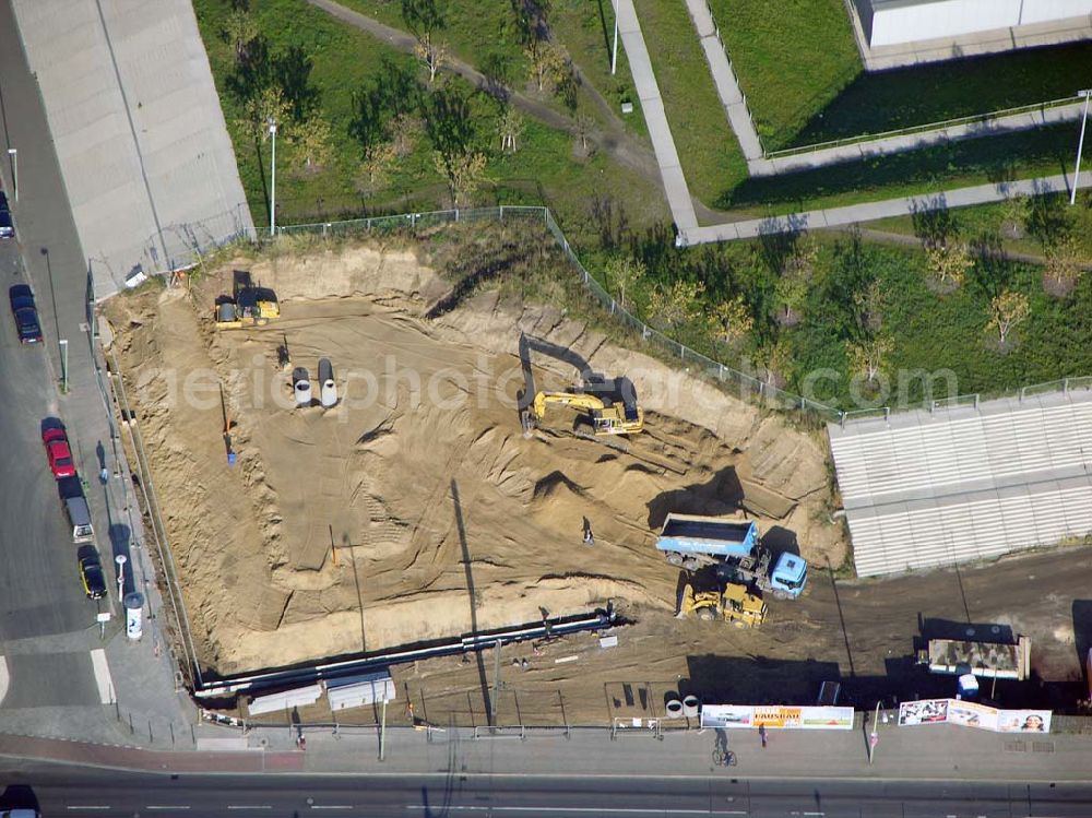 Aerial photograph Berlin - Prenzlauer-Berg - 20.10.2004 Berlin Fertigstellung der restlichen Außenanlagen des Velodrom / Berlin-Arena auf dem Abrißgelände der ehem. Sparkassenfiliale an der Landsberger Allee in Berlin durch die OSB-Sportstätten GmbH