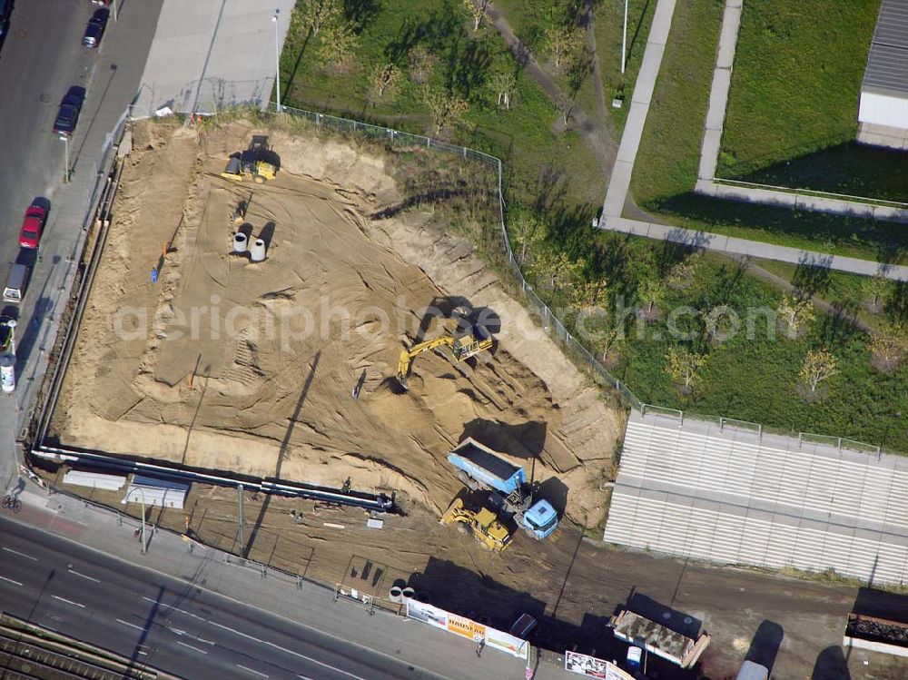 Berlin - Prenzlauer-Berg from above - 20.10.2004 Berlin Fertigstellung der restlichen Außenanlagen des Velodrom / Berlin-Arena auf dem Abrißgelände der ehem. Sparkassenfiliale an der Landsberger Allee in Berlin durch die OSB-Sportstätten GmbH