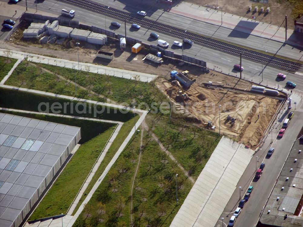 Aerial image Berlin - Prenzlauer-Berg - 20.10.2004 Berlin Fertigstellung der restlichen Außenanlagen des Velodrom / Berlin-Arena auf dem Abrißgelände der ehem. Sparkassenfiliale an der Landsberger Allee in Berlin durch die OSB-Sportstätten GmbH