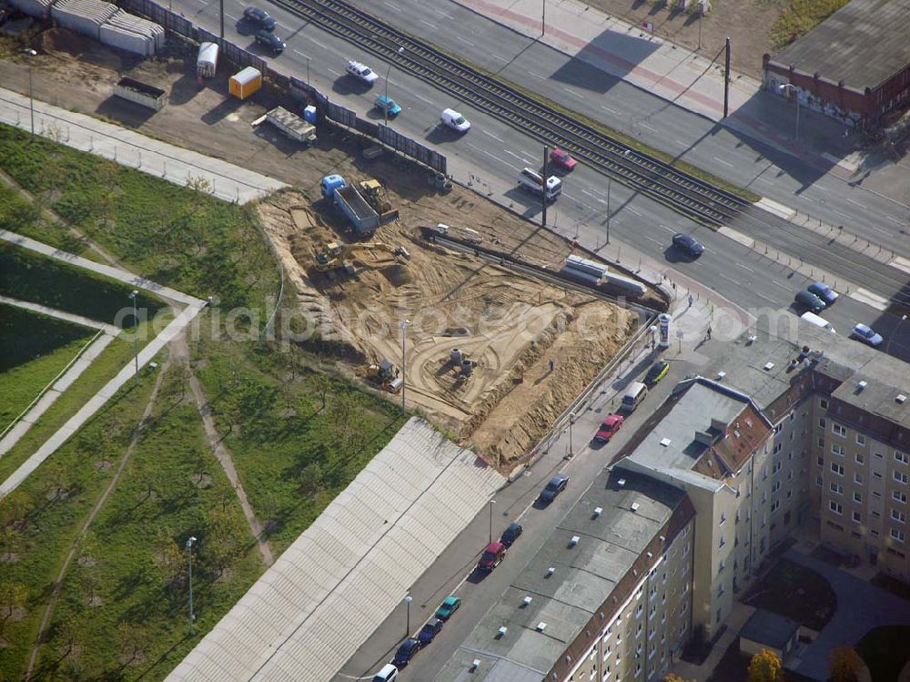 Aerial photograph Berlin - Prenzlauer-Berg - 20.10.2004 Berlin Fertigstellung der restlichen Außenanlagen des Velodrom / Berlin-Arena auf dem Abrißgelände der ehem. Sparkassenfiliale an der Landsberger Allee in Berlin durch die OSB-Sportstätten GmbH