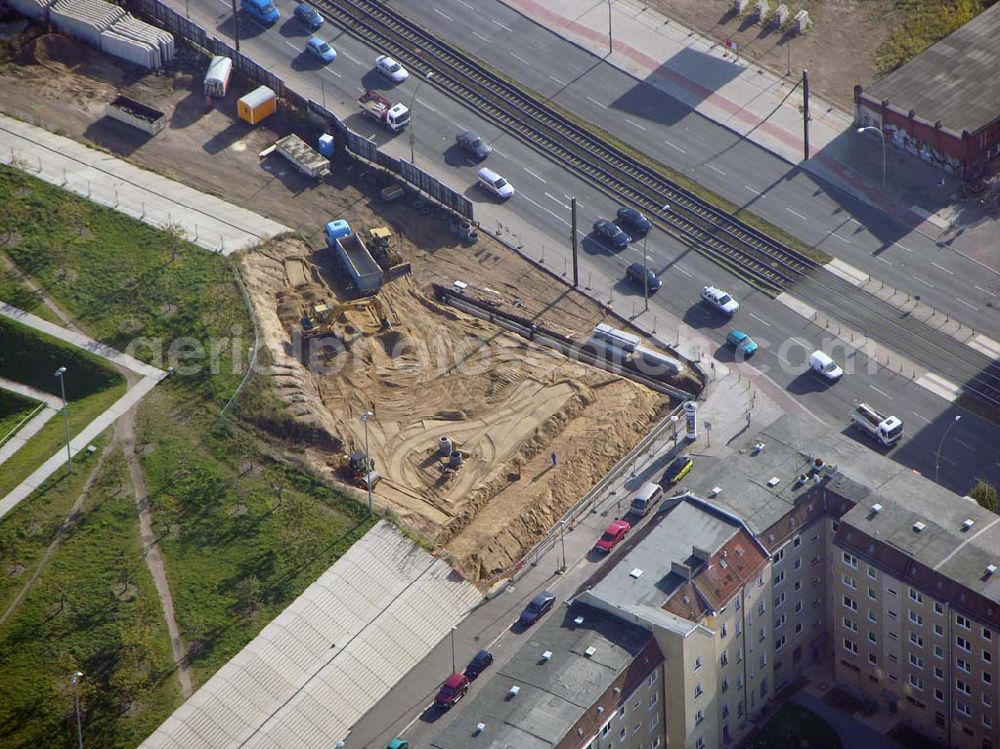 Berlin - Prenzlauer-Berg from above - 20.10.2004 Berlin Fertigstellung der restlichen Außenanlagen des Velodrom / Berlin-Arena auf dem Abrißgelände der ehem. Sparkassenfiliale an der Landsberger Allee in Berlin durch die OSB-Sportstätten GmbH