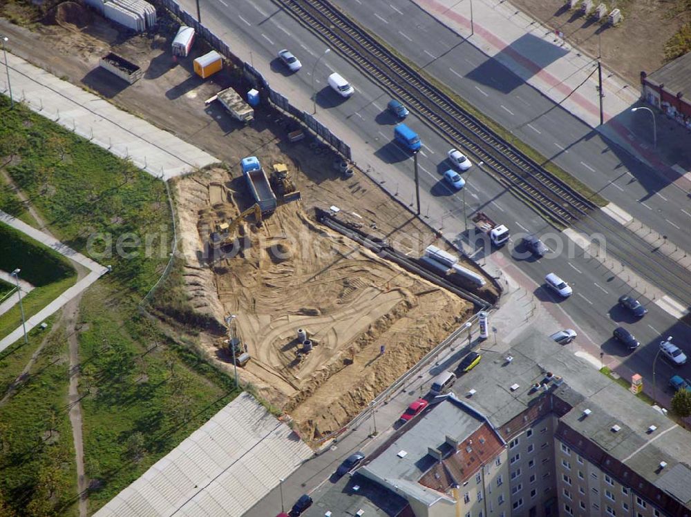 Berlin - Prenzlauer-Berg from the bird's eye view: 20.10.2004 Berlin Fertigstellung der restlichen Außenanlagen des Velodrom / Berlin-Arena auf dem Abrißgelände der ehem. Sparkassenfiliale an der Landsberger Allee in Berlin durch die OSB-Sportstätten GmbH