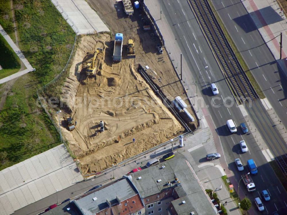 Aerial image Berlin - Prenzlauer-Berg - 20.10.2004 Berlin Fertigstellung der restlichen Außenanlagen des Velodrom / Berlin-Arena auf dem Abrißgelände der ehem. Sparkassenfiliale an der Landsberger Allee in Berlin durch die OSB-Sportstätten GmbH