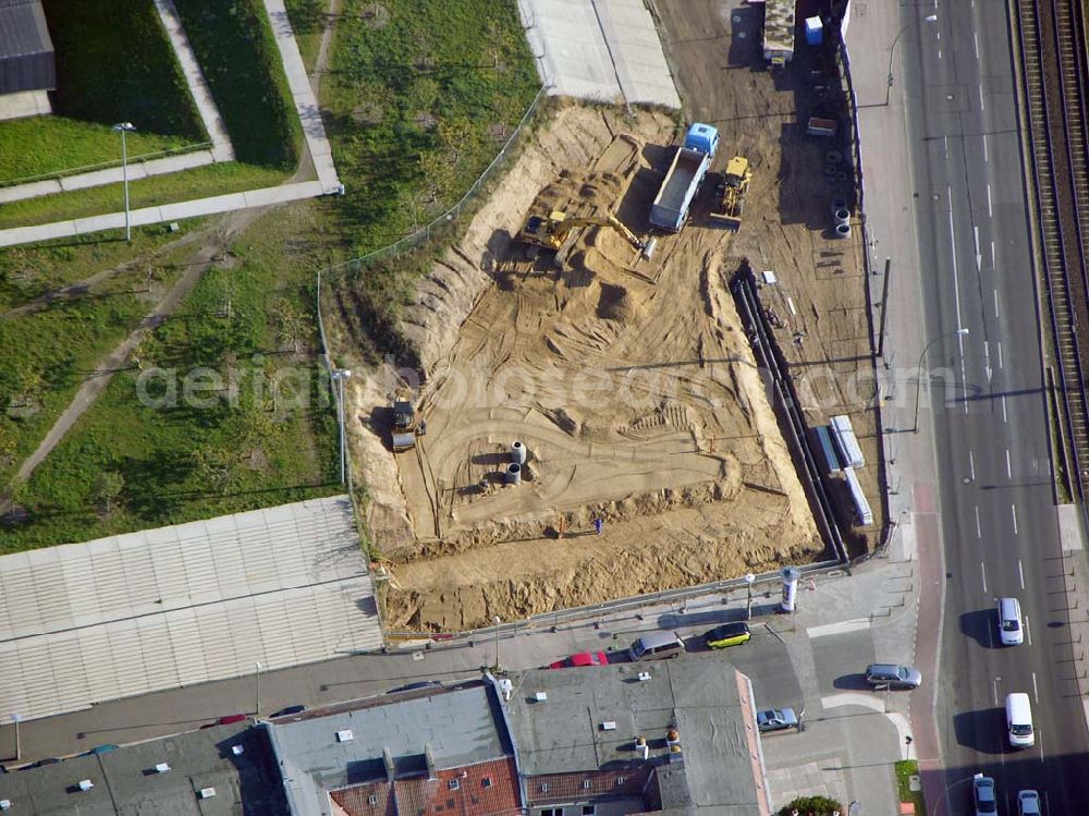 Aerial photograph Berlin - Prenzlauer-Berg - 20.10.2004 Berlin Fertigstellung der restlichen Außenanlagen des Velodrom / Berlin-Arena auf dem Abrißgelände der ehem. Sparkassenfiliale an der Landsberger Allee in Berlin durch die OSB-Sportstätten GmbH