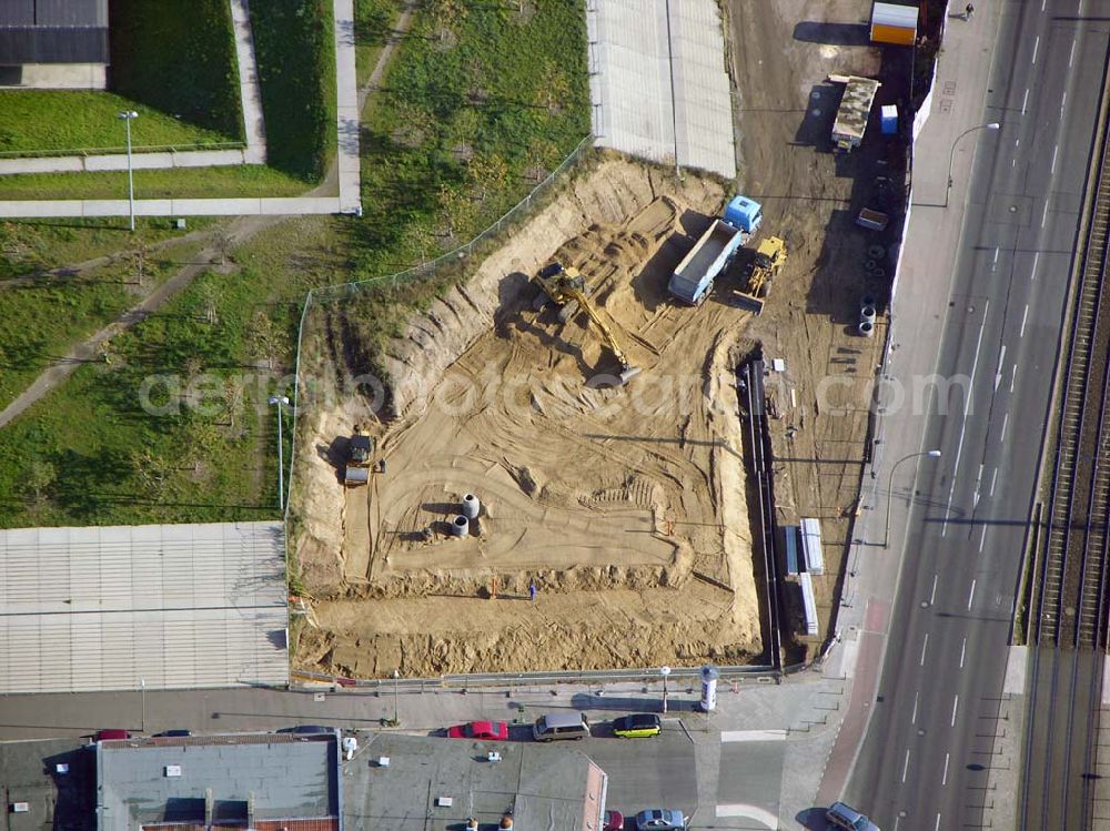 Berlin - Prenzlauer-Berg from above - 20.10.2004 Berlin Fertigstellung der restlichen Außenanlagen des Velodrom / Berlin-Arena auf dem Abrißgelände der ehem. Sparkassenfiliale an der Landsberger Allee in Berlin durch die OSB-Sportstätten GmbH