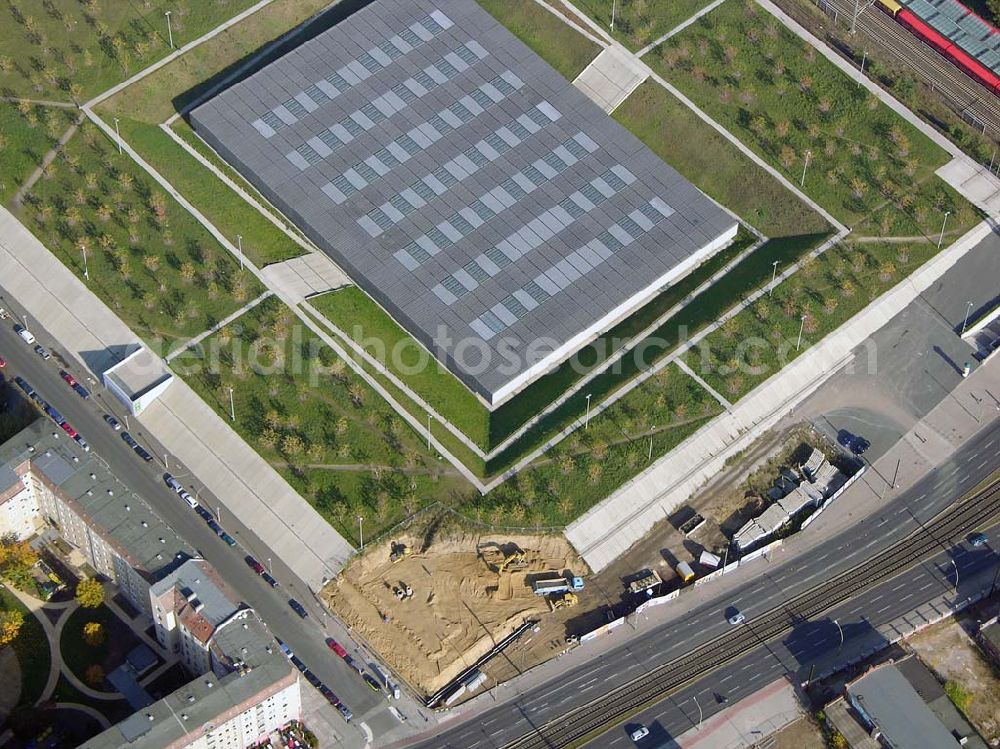 Aerial image Berlin - Prenzlauer-Berg - 20.10.2004 Berlin Fertigstellung der restlichen Außenanlagen des Velodrom / Berlin-Arena auf dem Abrißgelände der ehem. Sparkassenfiliale an der Landsberger Allee in Berlin durch die OSB-Sportstätten GmbH