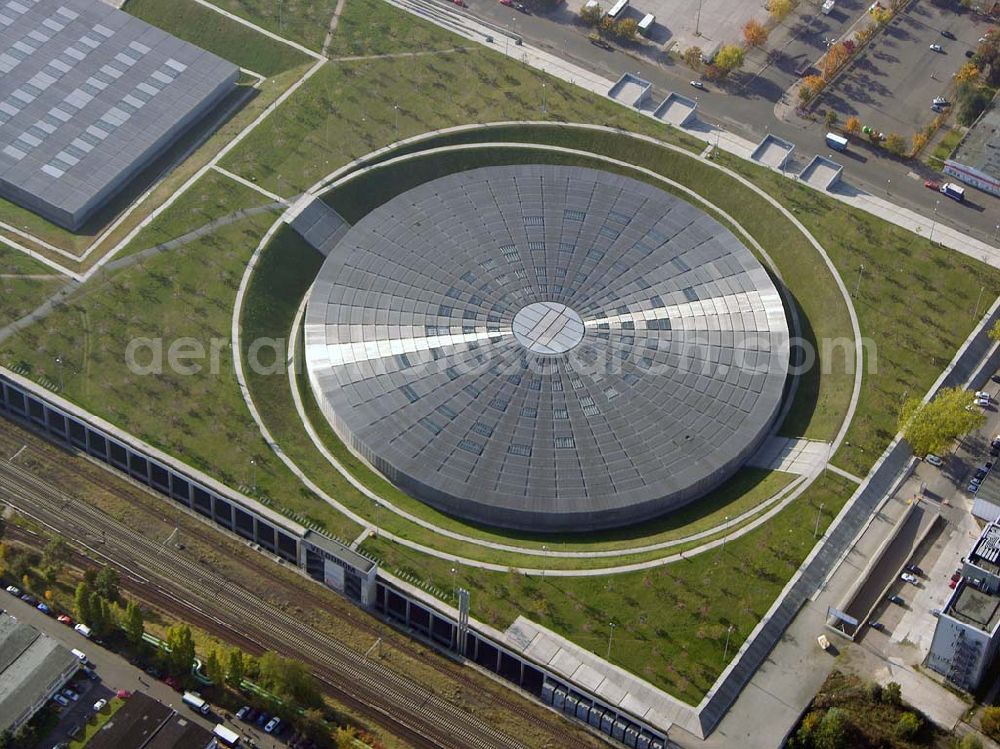 Berlin - Prenzlauer-Berg from the bird's eye view: 20.10.2004 Berlin Fertigstellung der restlichen Außenanlagen des Velodrom / Berlin-Arena auf dem Abrißgelände der ehem. Sparkassenfiliale an der Landsberger Allee in Berlin durch die OSB-Sportstätten GmbH