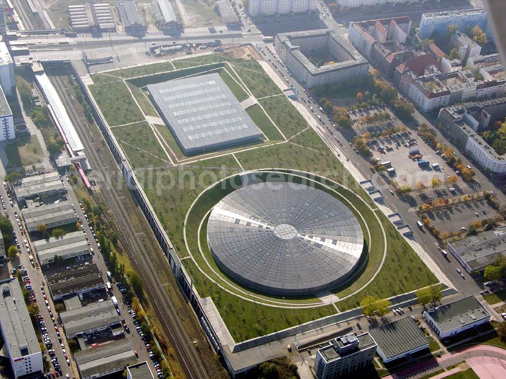 Aerial image Berlin - Prenzlauer-Berg - 20.10.2004 Berlin Fertigstellung der restlichen Außenanlagen des Velodrom / Berlin-Arena auf dem Abrißgelände der ehem. Sparkassenfiliale an der Landsberger Allee in Berlin durch die OSB-Sportstätten GmbH