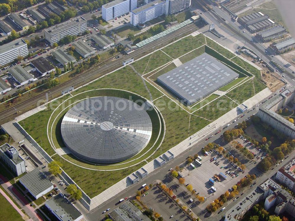 Aerial photograph Berlin - Prenzlauer-Berg - 20.10.2004 Berlin Fertigstellung der restlichen Außenanlagen des Velodrom / Berlin-Arena auf dem Abrißgelände der ehem. Sparkassenfiliale an der Landsberger Allee in Berlin durch die OSB-Sportstätten GmbH