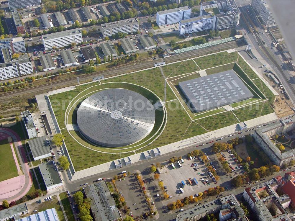 Berlin - Prenzlauer-Berg from above - 20.10.2004 Berlin Fertigstellung der restlichen Außenanlagen des Velodrom / Berlin-Arena auf dem Abrißgelände der ehem. Sparkassenfiliale an der Landsberger Allee in Berlin durch die OSB-Sportstätten GmbH