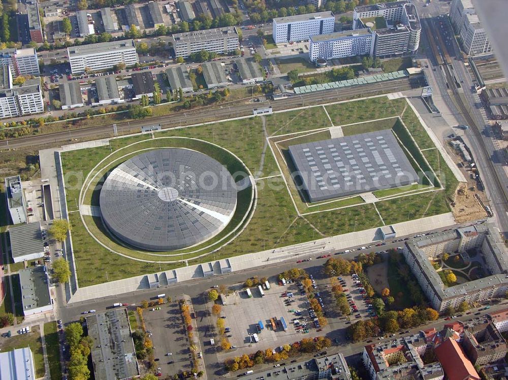 Berlin - Prenzlauer-Berg from the bird's eye view: 20.10.2004 Berlin Fertigstellung der restlichen Außenanlagen des Velodrom / Berlin-Arena auf dem Abrißgelände der ehem. Sparkassenfiliale an der Landsberger Allee in Berlin durch die OSB-Sportstätten GmbH