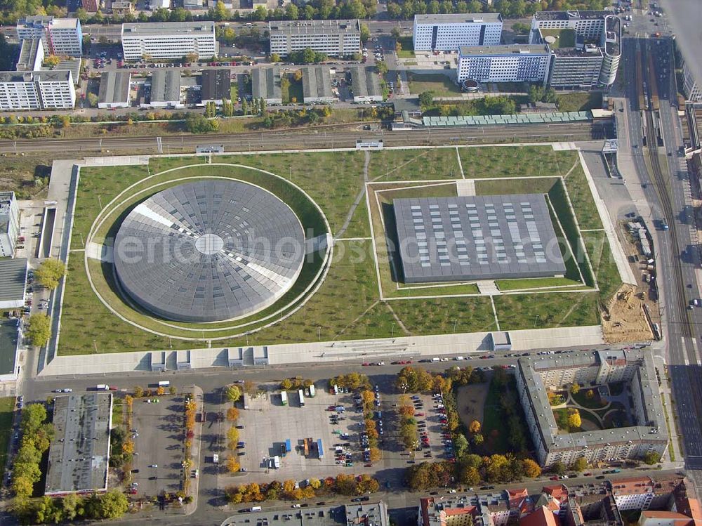 Aerial image Berlin - Prenzlauer-Berg - 20.10.2004 Berlin Fertigstellung der restlichen Außenanlagen des Velodrom / Berlin-Arena auf dem Abrißgelände der ehem. Sparkassenfiliale an der Landsberger Allee in Berlin durch die OSB-Sportstätten GmbH