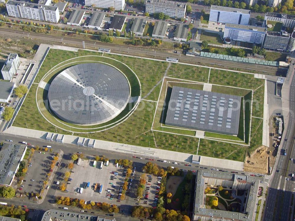 Aerial photograph Berlin - Prenzlauer-Berg - 20.10.2004 Berlin Fertigstellung der restlichen Außenanlagen des Velodrom / Berlin-Arena auf dem Abrißgelände der ehem. Sparkassenfiliale an der Landsberger Allee in Berlin durch die OSB-Sportstätten GmbH