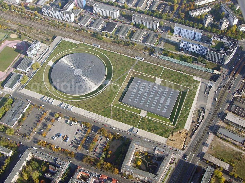 Berlin - Prenzlauer-Berg from above - 20.10.2004 Berlin Fertigstellung der restlichen Außenanlagen des Velodrom / Berlin-Arena auf dem Abrißgelände der ehem. Sparkassenfiliale an der Landsberger Allee in Berlin durch die OSB-Sportstätten GmbH