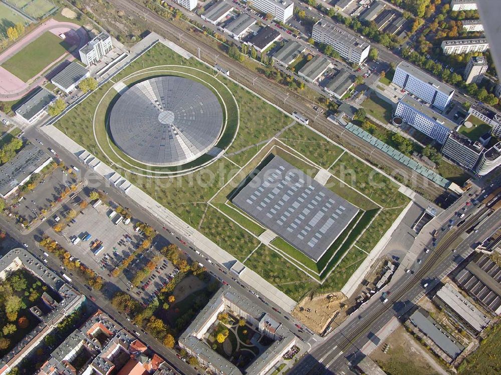 Berlin - Prenzlauer-Berg from the bird's eye view: 20.10.2004 Berlin Fertigstellung der restlichen Außenanlagen des Velodrom / Berlin-Arena auf dem Abrißgelände der ehem. Sparkassenfiliale an der Landsberger Allee in Berlin durch die OSB-Sportstätten GmbH