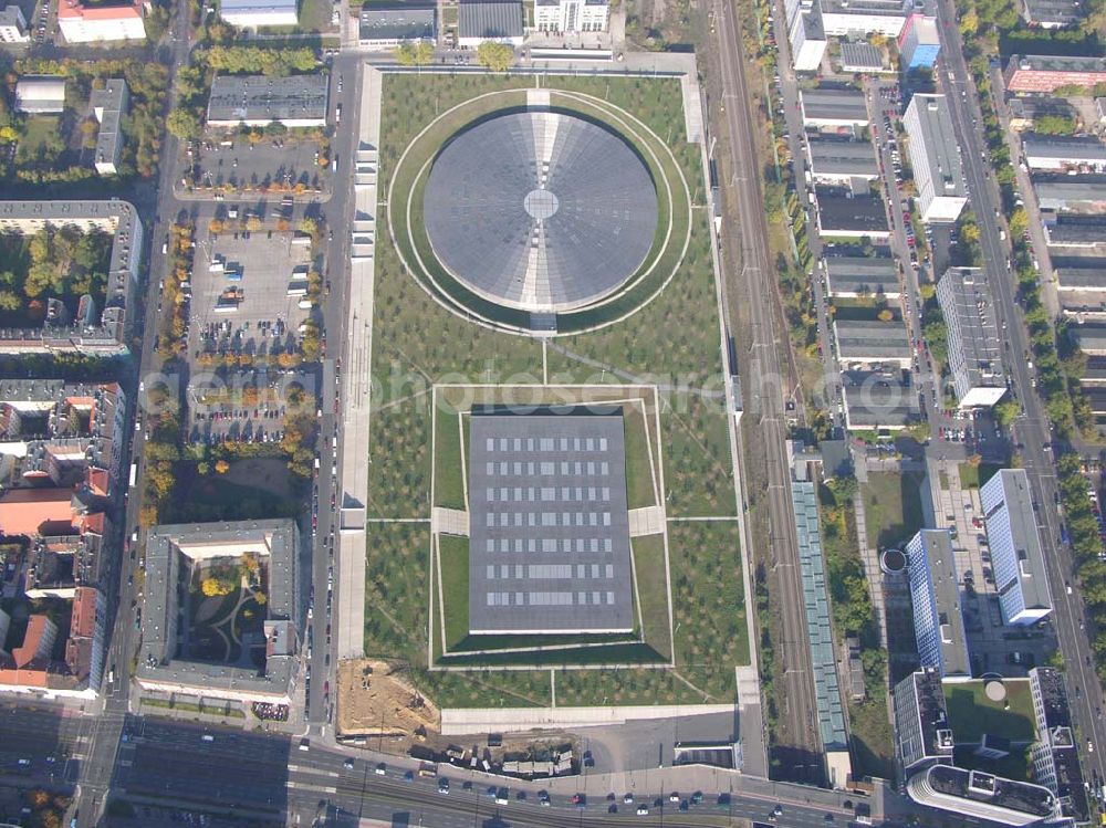 Aerial image Berlin - Prenzlauer-Berg - 20.10.2004 Berlin Fertigstellung der restlichen Außenanlagen des Velodrom / Berlin-Arena auf dem Abrißgelände der ehem. Sparkassenfiliale an der Landsberger Allee in Berlin durch die OSB-Sportstätten GmbH