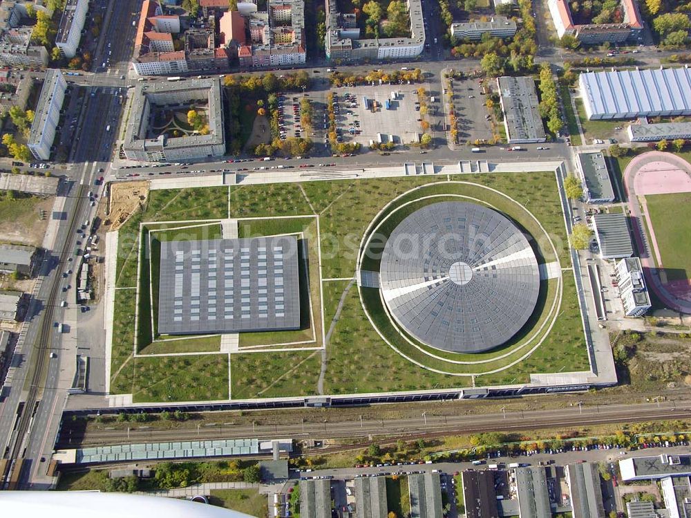 Aerial photograph Berlin - Prenzlauer-Berg - 20.10.2004 Berlin Fertigstellung der restlichen Außenanlagen des Velodrom / Berlin-Arena auf dem Abrißgelände der ehem. Sparkassenfiliale an der Landsberger Allee in Berlin durch die OSB-Sportstätten GmbH