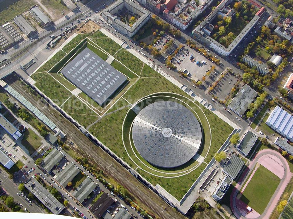 Berlin - Prenzlauer-Berg from above - 20.10.2004 Berlin Fertigstellung der restlichen Außenanlagen des Velodrom / Berlin-Arena auf dem Abrißgelände der ehem. Sparkassenfiliale an der Landsberger Allee in Berlin durch die OSB-Sportstätten GmbH