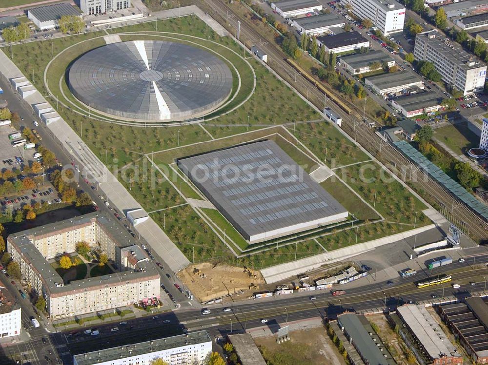 Berlin - Prenzlauer-Berg from the bird's eye view: 20.10.2004 Berlin Fertigstellung der restlichen Außenanlagen des Velodrom / Berlin-Arena auf dem Abrißgelände der ehem. Sparkassenfiliale an der Landsberger Allee in Berlin durch die OSB-Sportstätten GmbH