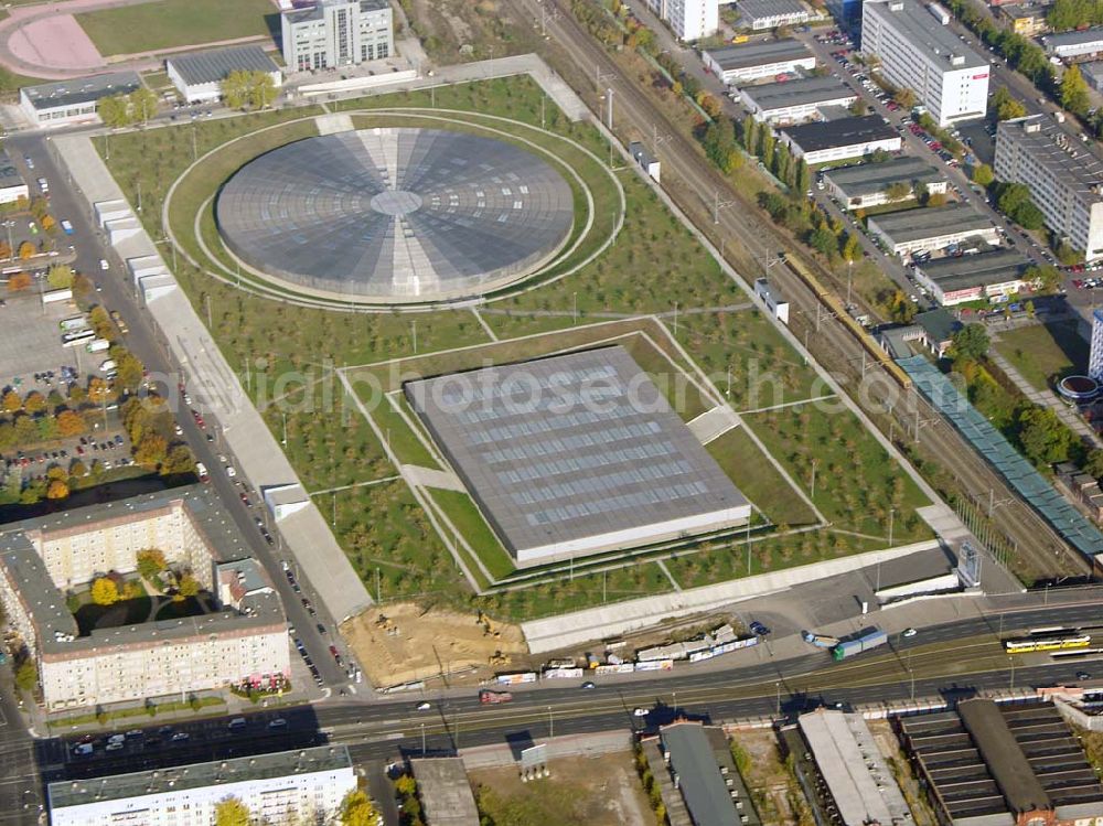 Aerial image Berlin - Prenzlauer-Berg - 20.10.2004 Berlin Fertigstellung der restlichen Außenanlagen des Velodrom / Berlin-Arena auf dem Abrißgelände der ehem. Sparkassenfiliale an der Landsberger Allee in Berlin durch die OSB-Sportstätten GmbH