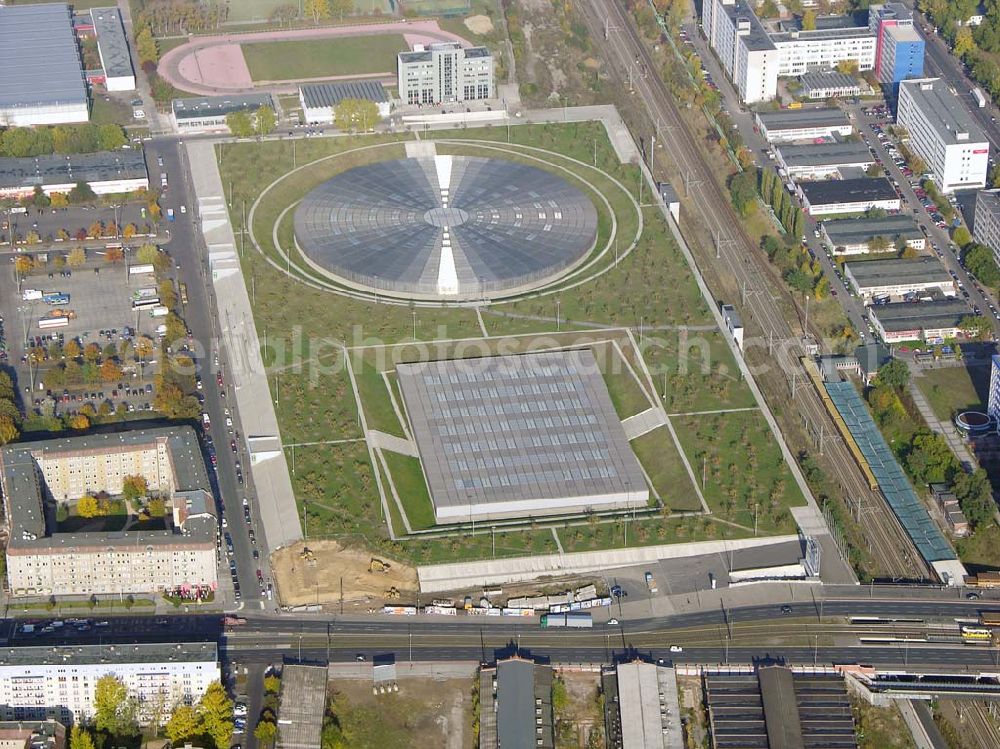 Aerial photograph Berlin - Prenzlauer-Berg - 20.10.2004 Berlin Fertigstellung der restlichen Außenanlagen des Velodrom / Berlin-Arena auf dem Abrißgelände der ehem. Sparkassenfiliale an der Landsberger Allee in Berlin durch die OSB-Sportstätten GmbH