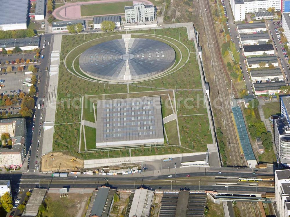 Berlin - Prenzlauer-Berg from above - 20.10.2004 Berlin Fertigstellung der restlichen Außenanlagen des Velodrom / Berlin-Arena auf dem Abrißgelände der ehem. Sparkassenfiliale an der Landsberger Allee in Berlin durch die OSB-Sportstätten GmbH