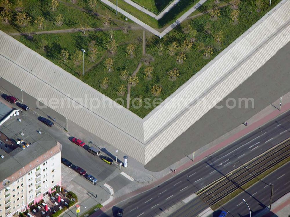 Berlin from above - 20.10.2004 Berlin simulirte Fertigstellung der restlichen Außenanlagen des Velodrom / Berlin-Arena auf dem Abrißgelände der ehem. Sparkassenfiliale an der Landsberger Allee in Berlin durch die OSB-Sportstätten GmbH