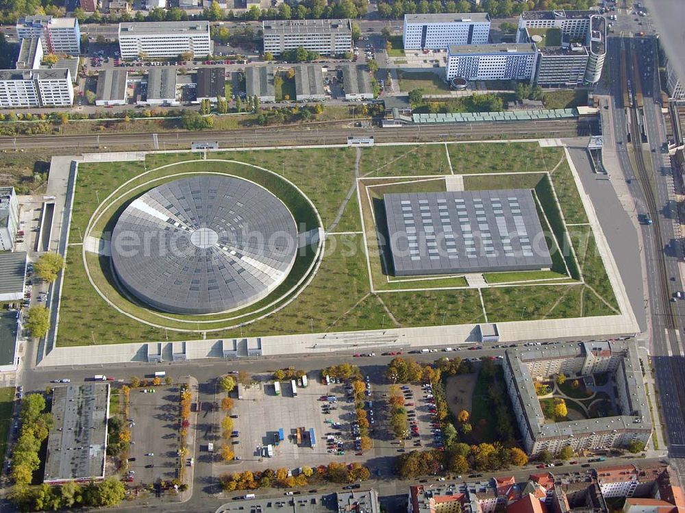 Berlin from the bird's eye view: 20.10.2004 Berlin simulirte Fertigstellung der restlichen Außenanlagen des Velodrom / Berlin-Arena auf dem Abrißgelände der ehem. Sparkassenfiliale an der Landsberger Allee in Berlin durch die OSB-Sportstätten GmbH