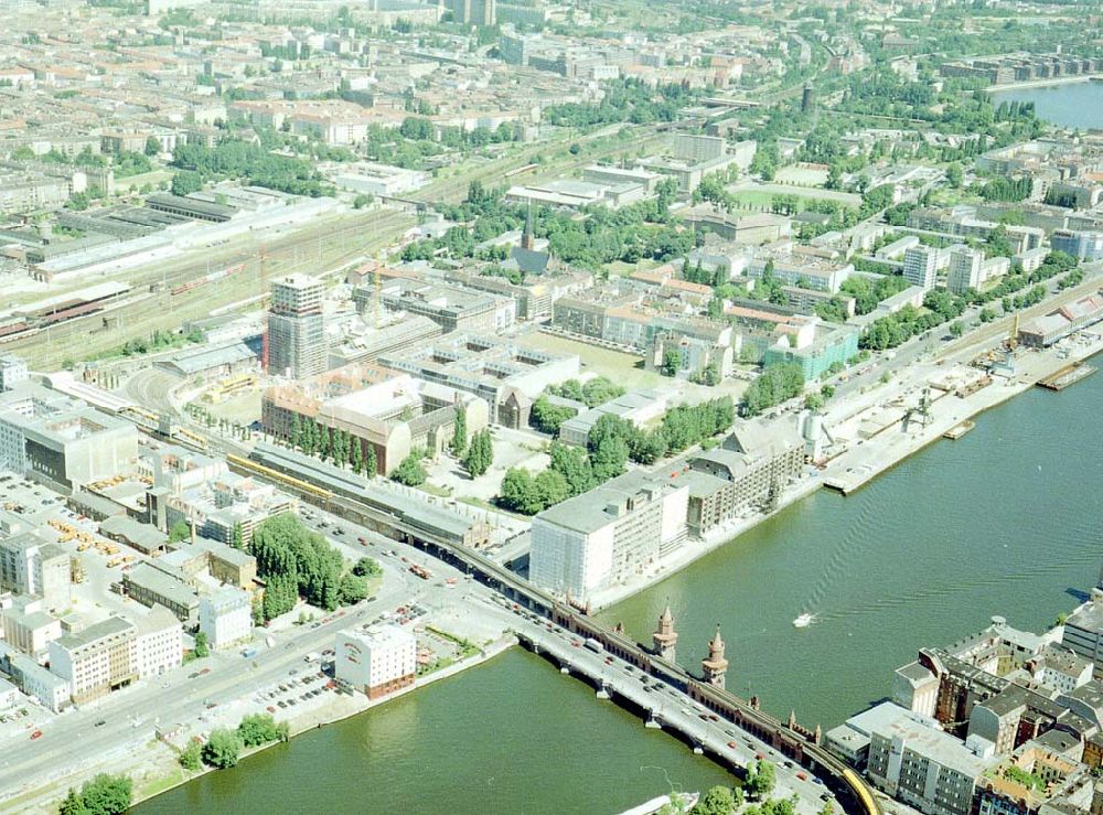 Aerial image Berlin - Friedrichshain - Fertigstellung der Geschäfts- und Wohnneubausiedlung Oberbaum-City an der Oberbaumbrücke in Berlin-Friedrichshain.