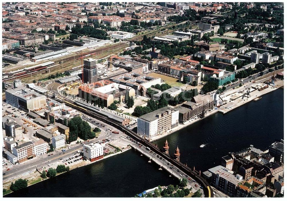 Aerial photograph Berlin - Friedrichshain - Fertigstellung der Geschäfts- und Wohnneubausiedlung Oberbaum-City an der Oberbaumbrücke in Berlin-Friedrichshain.