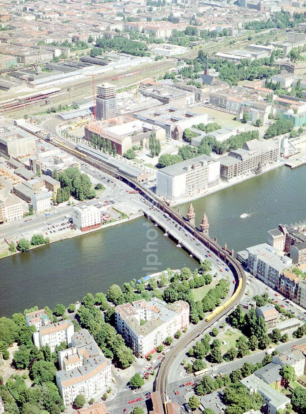 Berlin - Friedrichshain from above - Fertigstellung der Geschäfts- und Wohnneubausiedlung Oberbaum-City an der Oberbaumbrücke in Berlin-Friedrichshain.