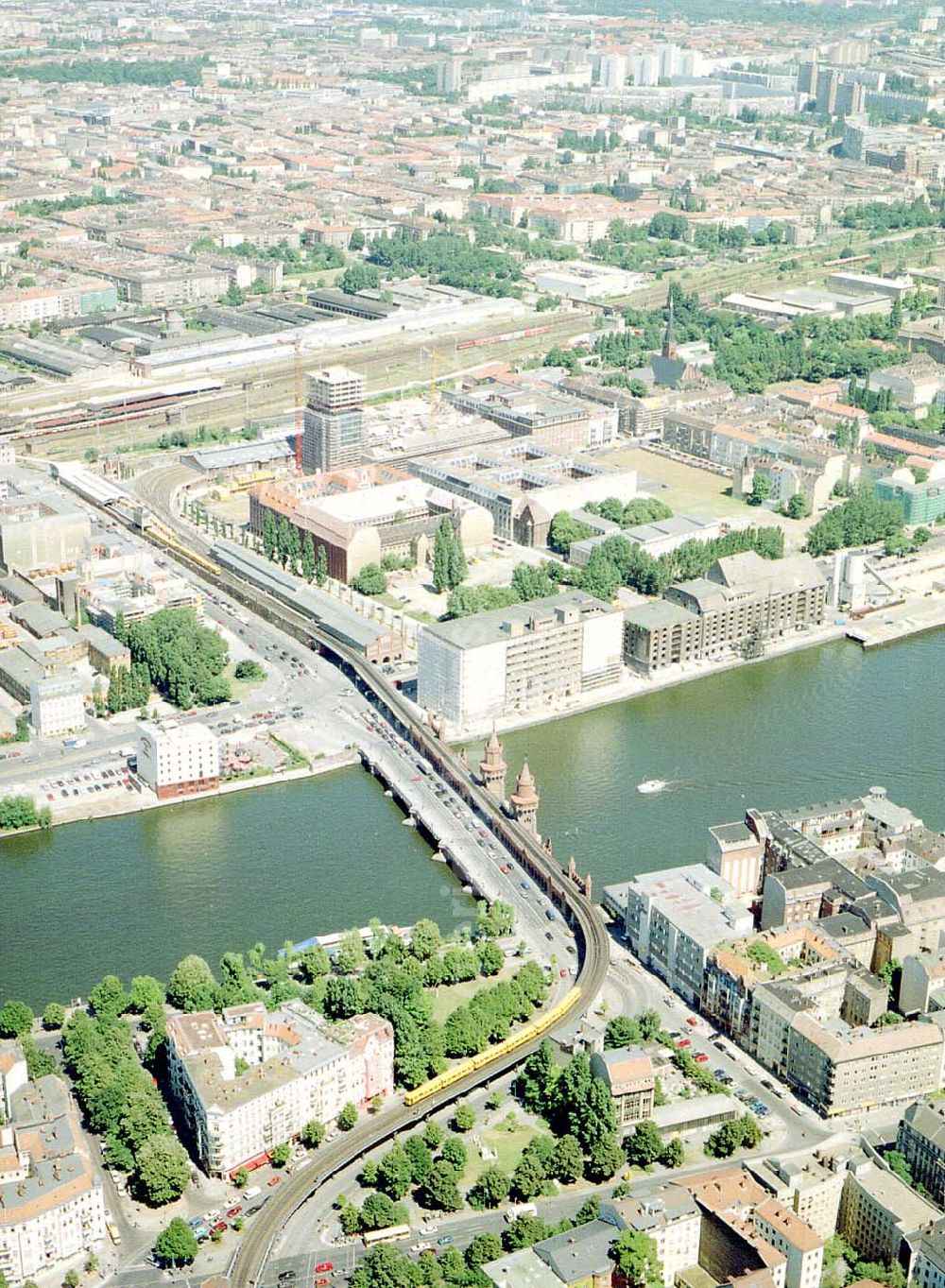 Berlin - Friedrichshain from the bird's eye view: Fertigstellung der Geschäfts- und Wohnneubausiedlung Oberbaum-City an der Oberbaumbrücke in Berlin-Friedrichshain.