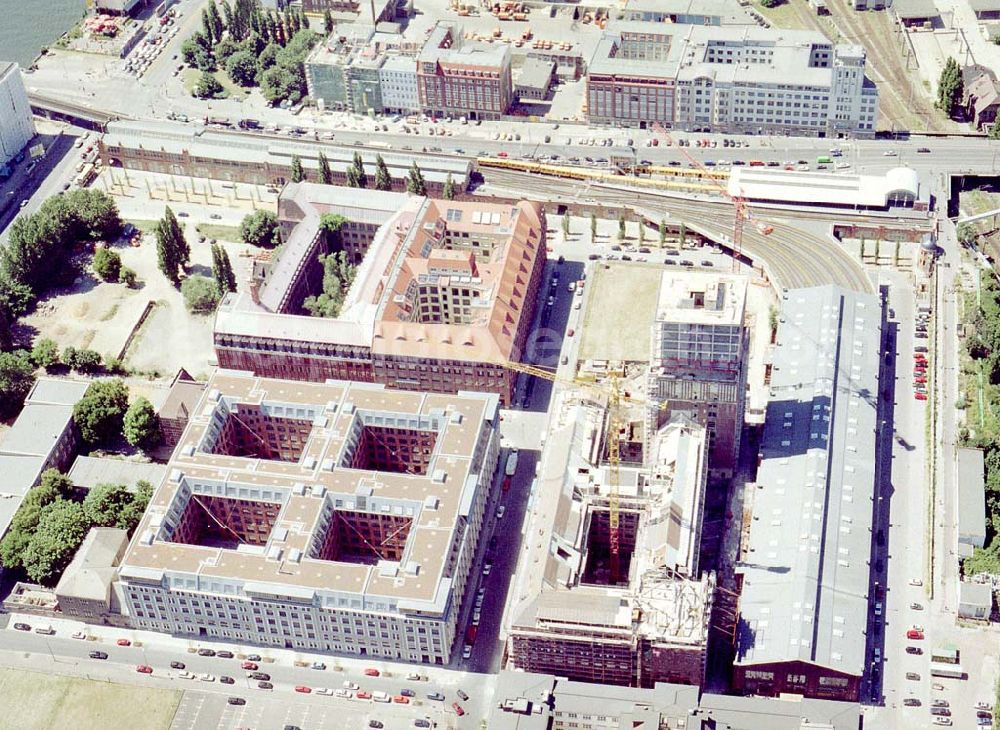 Aerial image Berlin - Friedrichshain - Fertigstellung der Geschäfts- und Wohnneubausiedlung Oberbaum-City an der Oberbaumbrücke in Berlin-Friedrichshain.