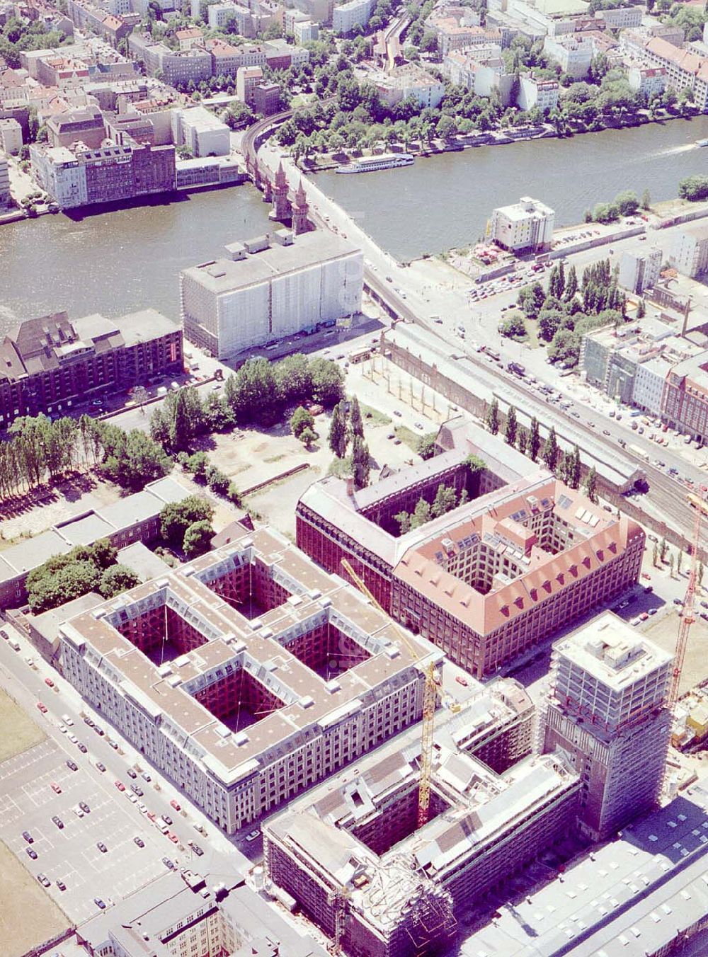 Berlin - Friedrichshain from above - Fertigstellung der Geschäfts- und Wohnneubausiedlung Oberbaum-City an der Oberbaumbrücke in Berlin-Friedrichshain.