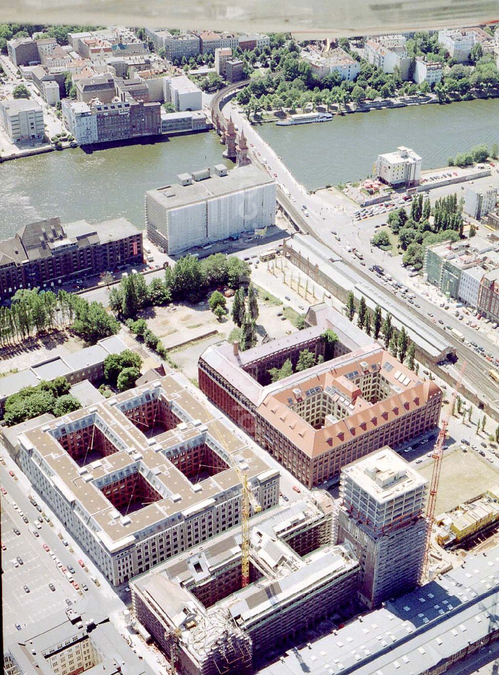 Berlin - Friedrichshain from above - Fertigstellung der Geschäfts- und Wohnneubausiedlung Oberbaum-City an der Oberbaumbrücke in Berlin-Friedrichshain.