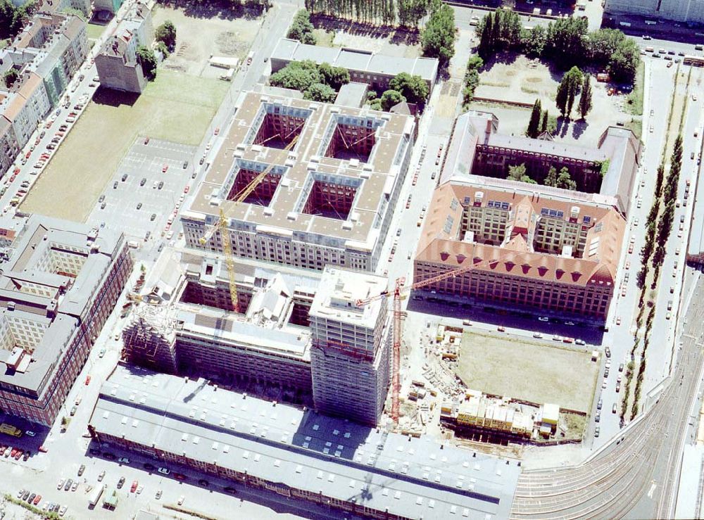 Berlin - Friedrichshain from the bird's eye view: Fertigstellung der Geschäfts- und Wohnneubausiedlung Oberbaum-City an der Oberbaumbrücke in Berlin-Friedrichshain.