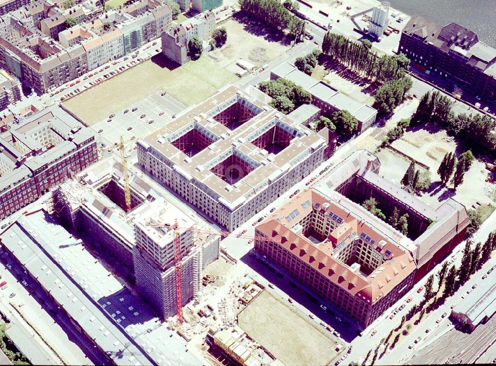 Aerial image Berlin - Friedrichshain - Fertigstellung der Geschäfts- und Wohnneubausiedlung Oberbaum-City an der Oberbaumbrücke in Berlin-Friedrichshain.