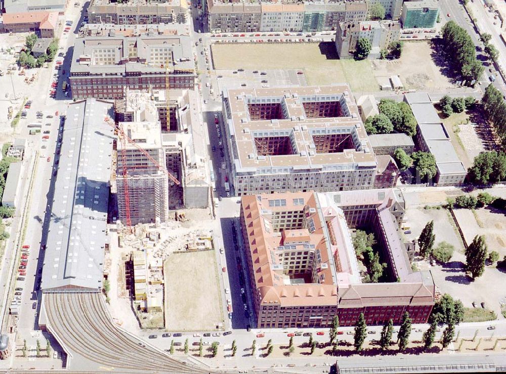 Berlin - Friedrichshain from above - Fertigstellung der Geschäfts- und Wohnneubausiedlung Oberbaum-City an der Oberbaumbrücke in Berlin-Friedrichshain.