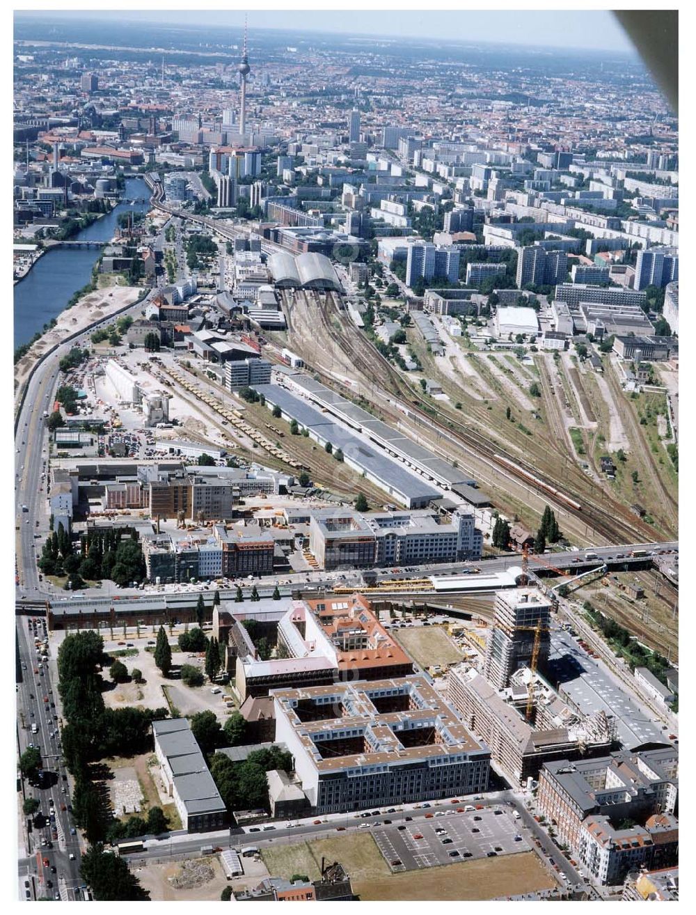 Berlin - Friedrichshain from above - Fertigstellung der Geschäfts- und Wohnneubausiedlung Oberbaum-City an der Oberbaumbrücke in Berlin-Friedrichshain. -ehemaliges NARVA-Gelände !!